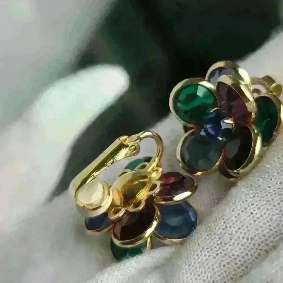 1/$59Vintage colorful crystal rhinestones flower clip on earrings in Gold-ton… - Picture 11 of 17